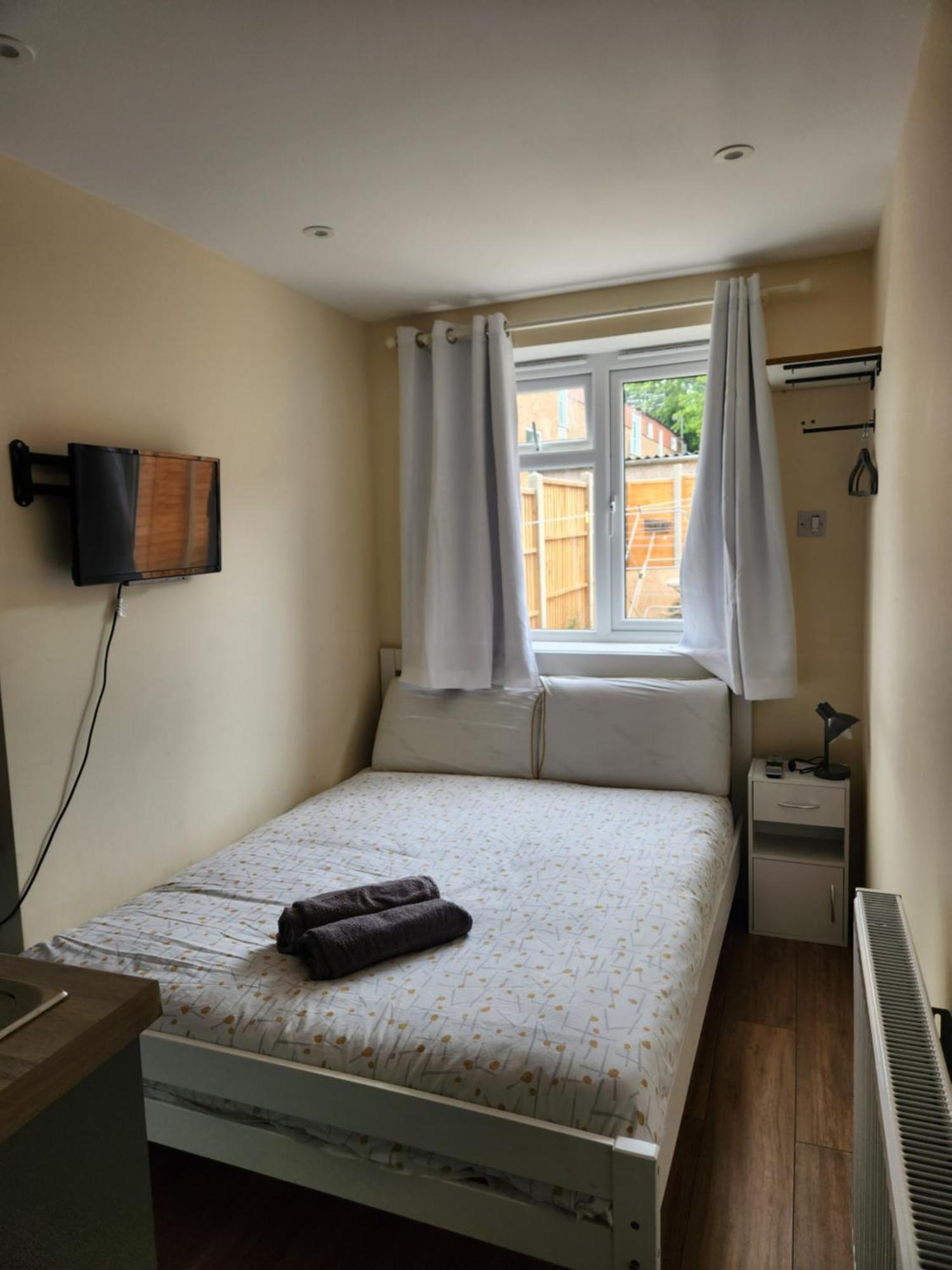 Ensuite Studio Flat Crawley-Gatwick Ifield Kültér fotó